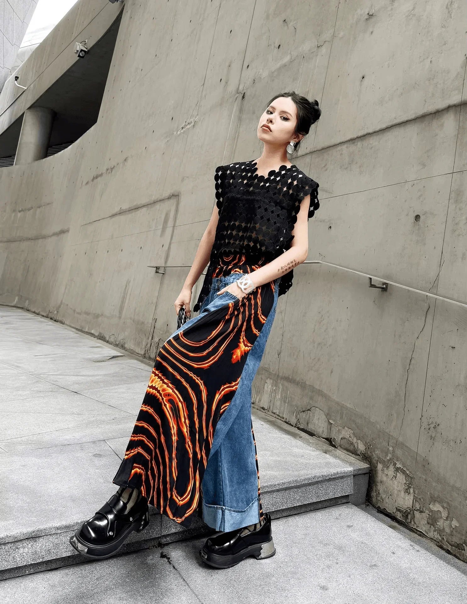 ג'ינס בוייפרנד בשילוב הדפס כותנה של מעצבת איטלקיה ללוק של אישה בסטייל עולמי