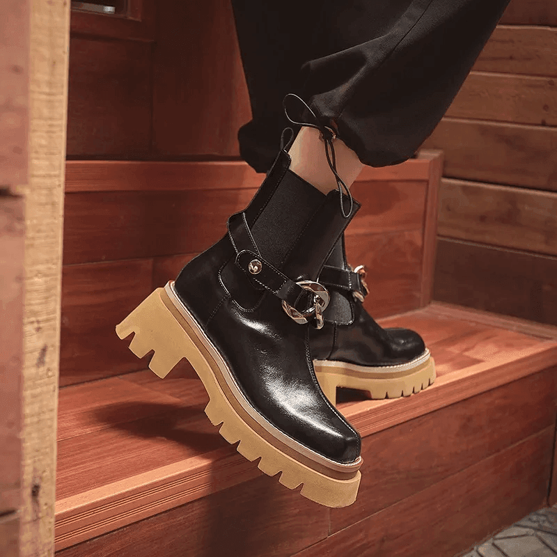 מגפון צ'לסי בשילוב שרשרת זהב שניתן גם להסיר להופעה של אישה שיודעת לשנות הופעה - לה איסלה