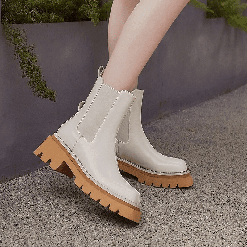 מגפון צ'לסי בשילוב שרשרת זהב שניתן גם להסיר להופעה של אישה שיודעת לשנות הופעה - לה איסלה