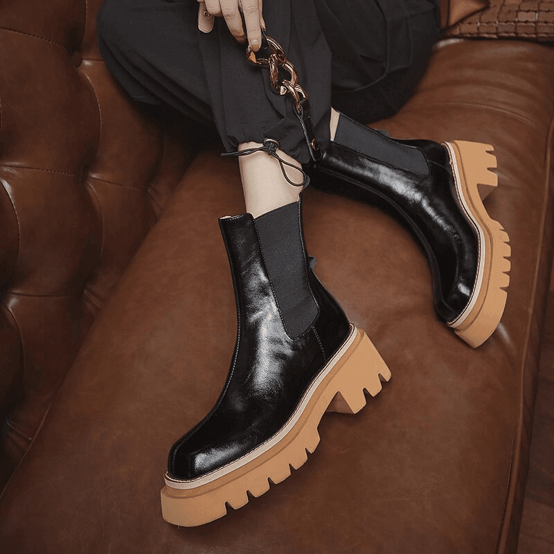 מגפון צ'לסי בשילוב שרשרת זהב שניתן גם להסיר להופעה של אישה שיודעת לשנות הופעה - לה איסלה