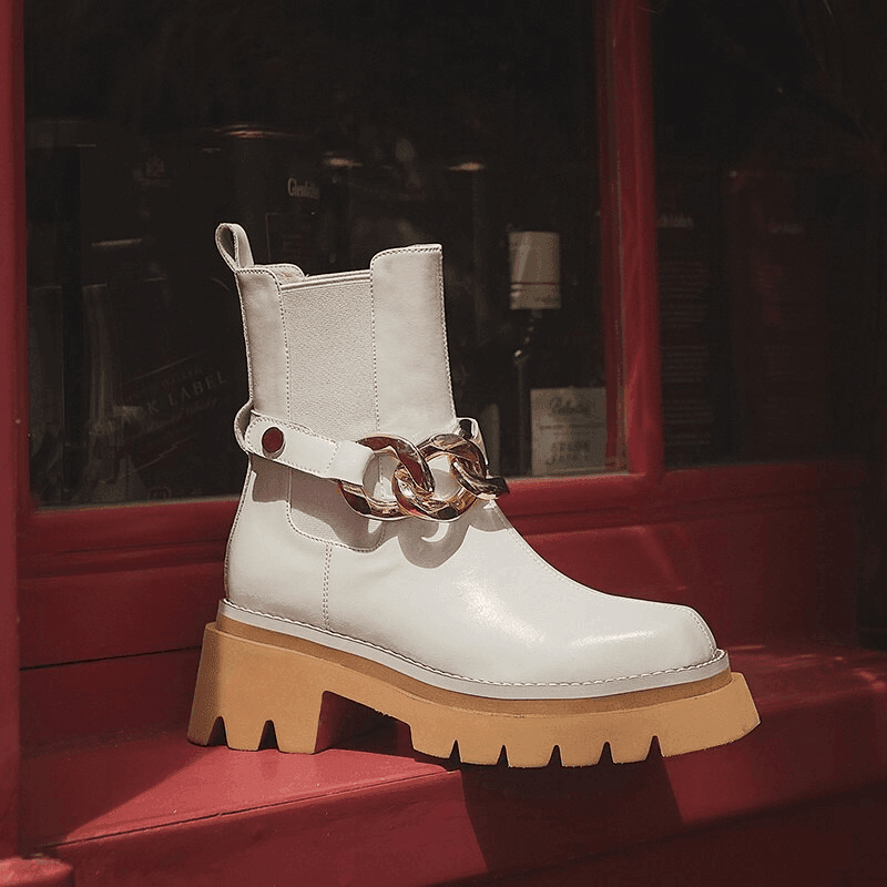 מגפון צ'לסי בשילוב שרשרת זהב שניתן גם להסיר להופעה של אישה שיודעת לשנות הופעה - לה איסלה