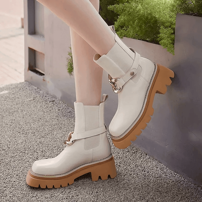 מגפון צ'לסי בשילוב שרשרת זהב שניתן גם להסיר להופעה של אישה שיודעת לשנות הופעה - לה איסלה