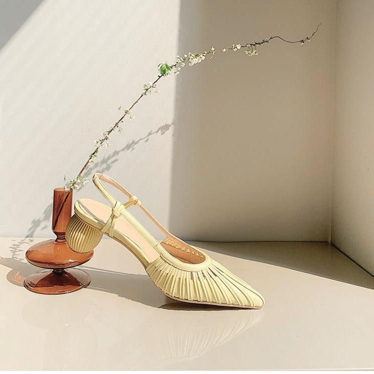 סנדל שפיץ של מעצב מברצלונה בגימור עקב עגול וייחודי ללוק של אישה משפיעה - לה איסלה