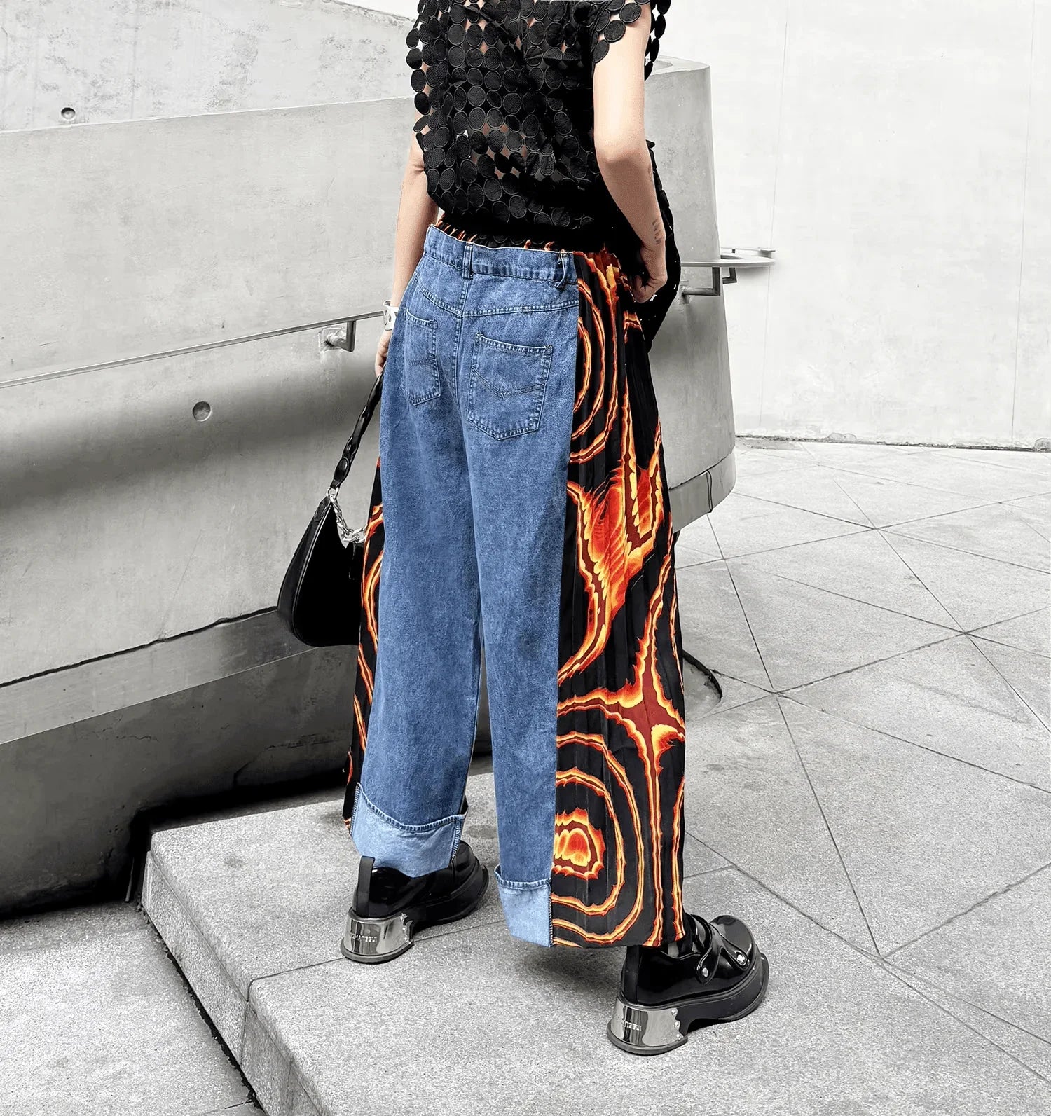 ג'ינס בוייפרנד בשילוב הדפס כותנה של מעצבת איטלקיה ללוק של אישה בסטייל עולמי