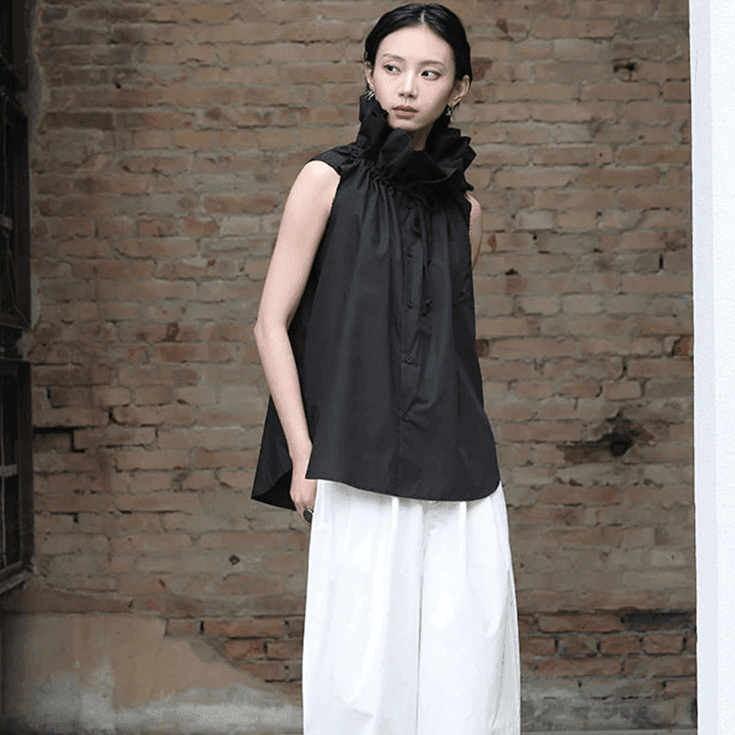 חולצת מעצב צרפתי בגימור צווארון ייחודי מושך להופעה של אישה ייצוגית כובשת - לה איסלה