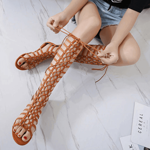 סנדל גלדיאטור ארוך בגיזרה חתיכית ארוכה להופעה של אישה מעניינת ומרהיבה - לה איסלה