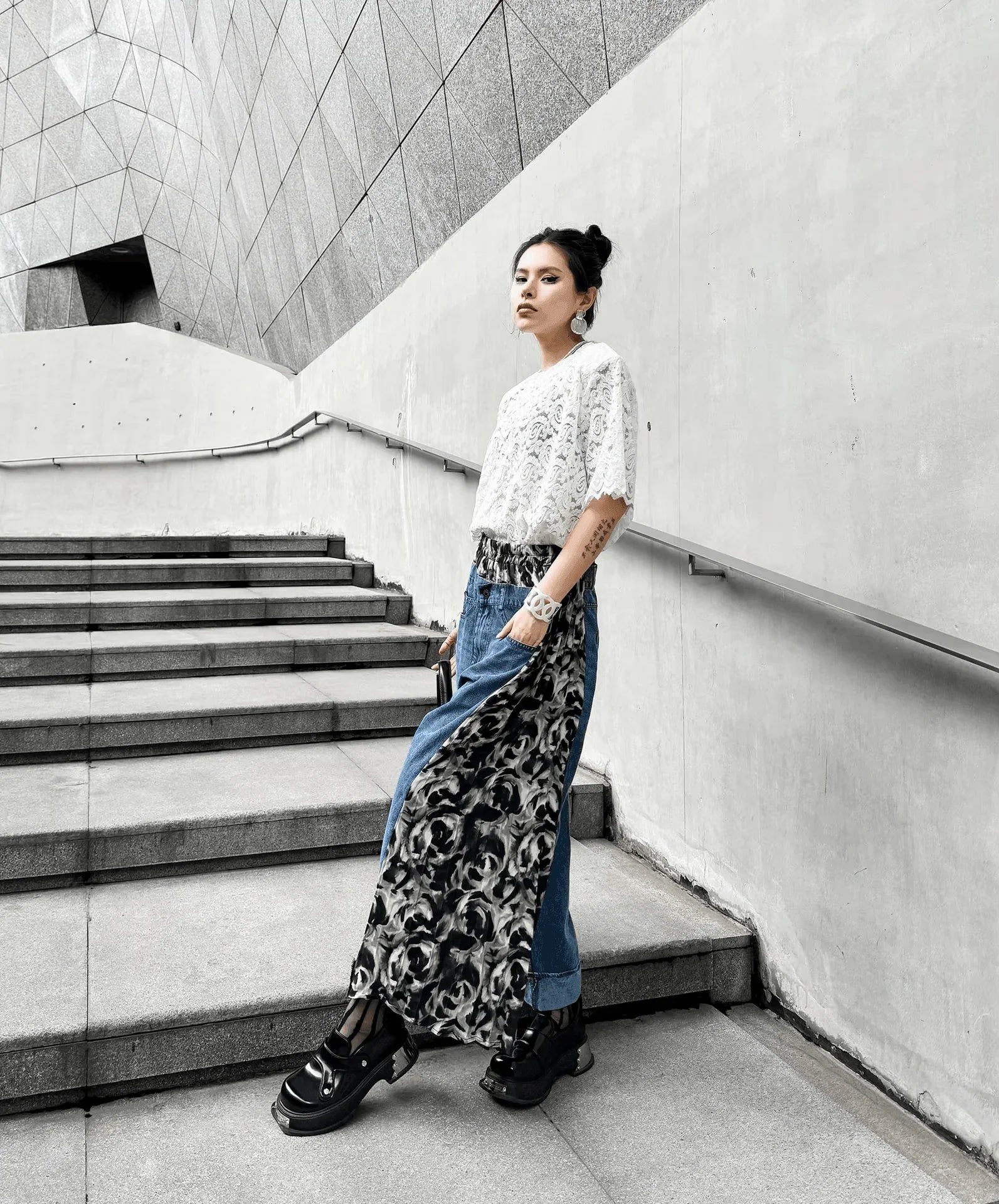 ג'ינס בוייפרנד בשילוב הדפס כותנה של מעצבת איטלקיה ללוק של אישה בסטייל עולמי