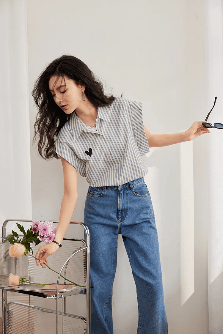 מכופתרת קצרה בגימור פסים לאורך בשילוב רקמת לב עדינה להופעה נשית חתיכית - לה איסלה