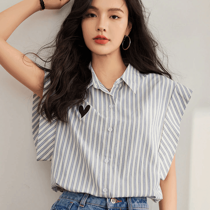 מכופתרת קצרה בגימור פסים לאורך בשילוב רקמת לב עדינה להופעה נשית חתיכית - לה איסלה