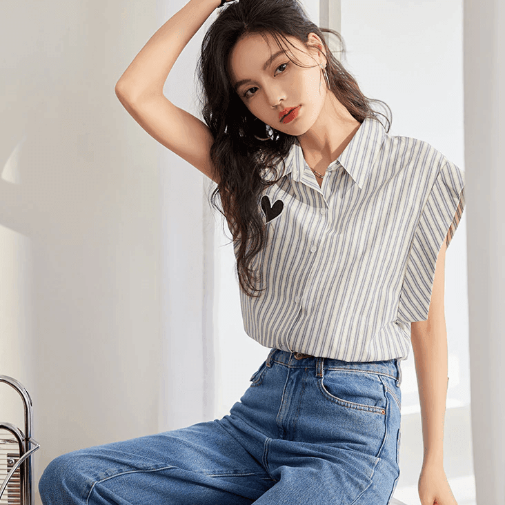 מכופתרת קצרה בגימור פסים לאורך בשילוב רקמת לב עדינה להופעה נשית חתיכית - לה איסלה