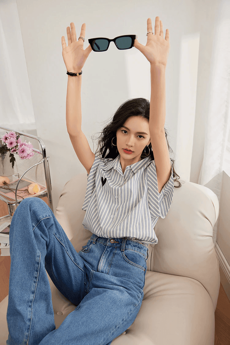 מכופתרת קצרה בגימור פסים לאורך בשילוב רקמת לב עדינה להופעה נשית חתיכית - לה איסלה