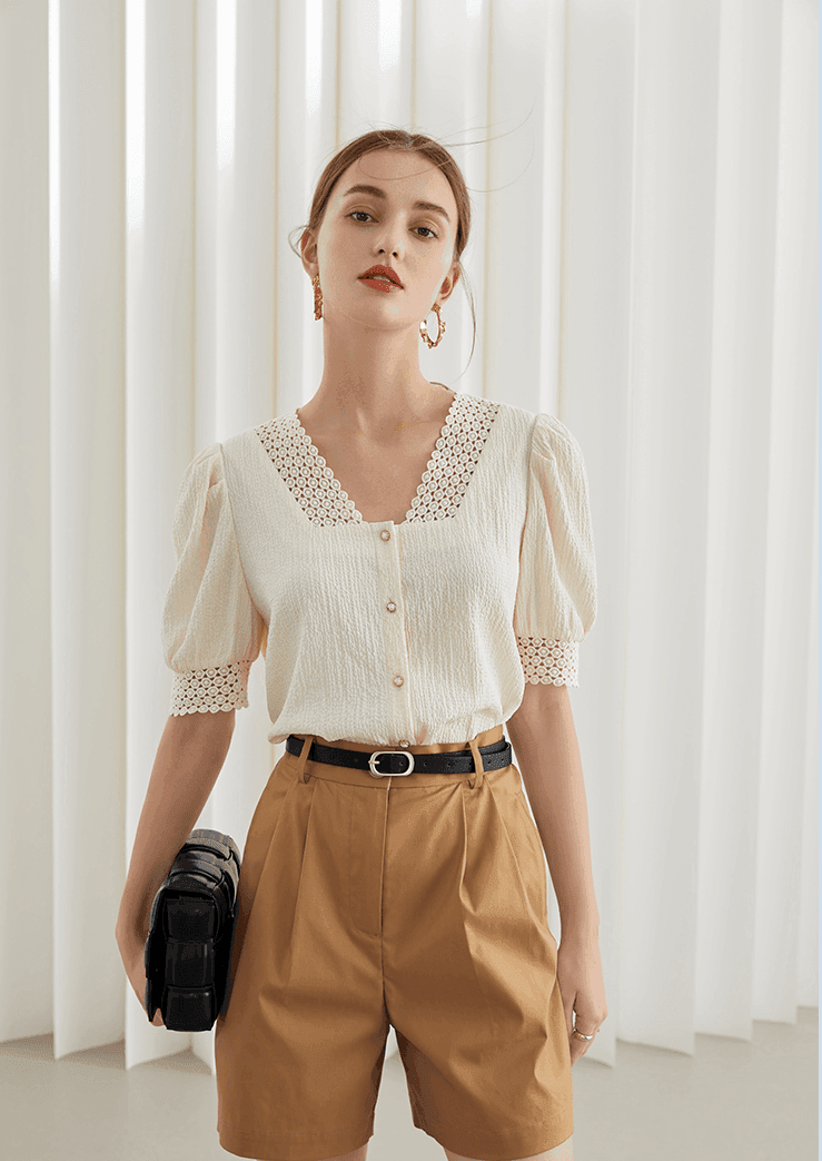 חולצת מעצב אלגנטית בשילוב תחרה וכפתורי פנינה עדינים ללוק יוקרתי של אישה מוצלחת - לה איסלה