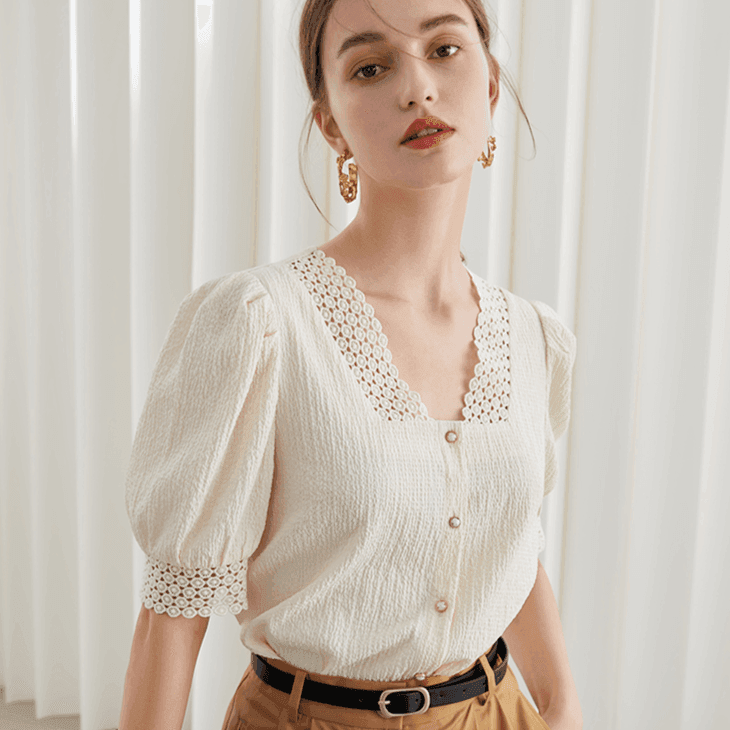 חולצת מעצב אלגנטית בשילוב תחרה וכפתורי פנינה עדינים ללוק יוקרתי של אישה מוצלחת - לה איסלה