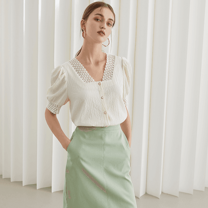 חולצת מעצב אלגנטית בשילוב תחרה וכפתורי פנינה עדינים ללוק יוקרתי של אישה מוצלחת - לה איסלה