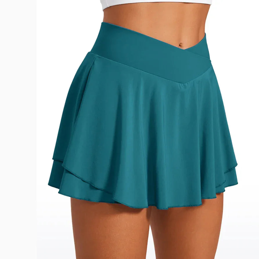 חצאית טניס ספורטיבית בגימור גומי לתחושה נוחה מקסימלית וללוק נשי מרהיב