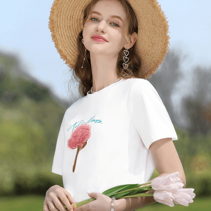 טי שירט לבנה של מעצב צרפתי בשילוב דיטל מקסים של פרח ללוק נקי ויפה - לה איסלה