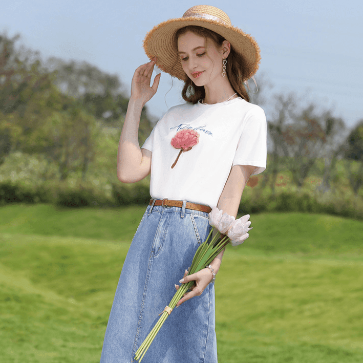 טי שירט לבנה של מעצב צרפתי בשילוב דיטל מקסים של פרח ללוק נקי ויפה - לה איסלה