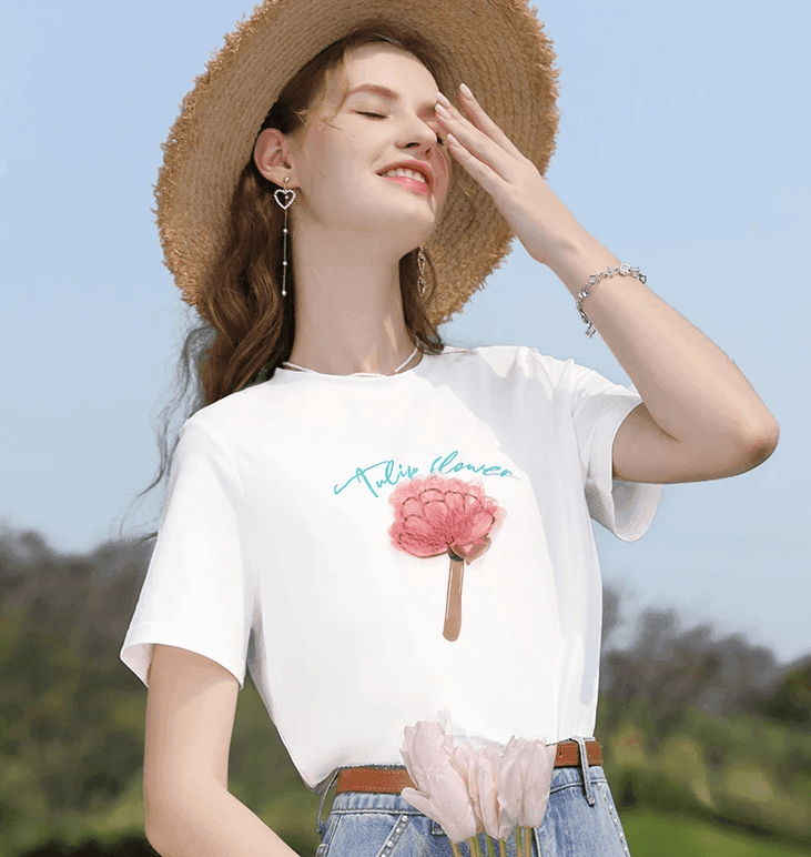 טי שירט לבנה של מעצב צרפתי בשילוב דיטל מקסים של פרח ללוק נקי ויפה - לה איסלה