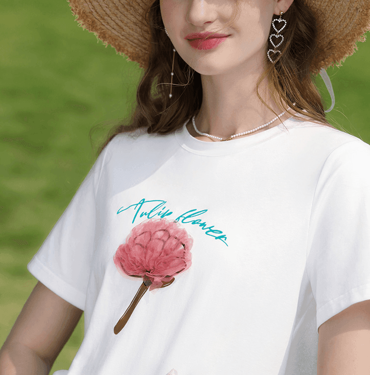 טי שירט לבנה של מעצב צרפתי בשילוב דיטל מקסים של פרח ללוק נקי ויפה - לה איסלה