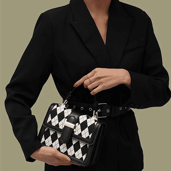 תיק קטן ואישי של מעצב איטלקי לנשיאה של חפצי ערך בודדים ללוק יוקרתי מתוחכם - לה איסלה