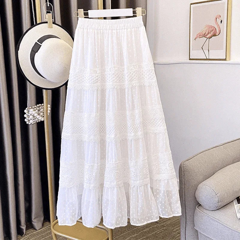 חצאית מקסי מכותנה בגימור תחרה עדין ואופנתי ללוק של אישה עוצמתית חזקה - לה איסלה