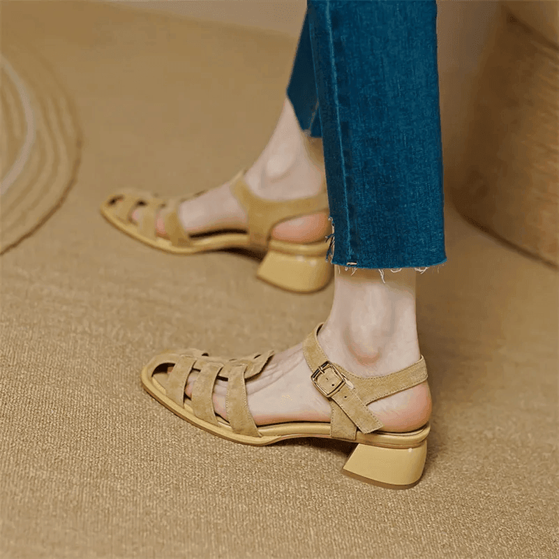 סנדל זמש מעור מקורי של מעצב איטלקי בגימור גלדיאטור משגע להופעה נשית מרשימה ואופנתית - לה איסלה