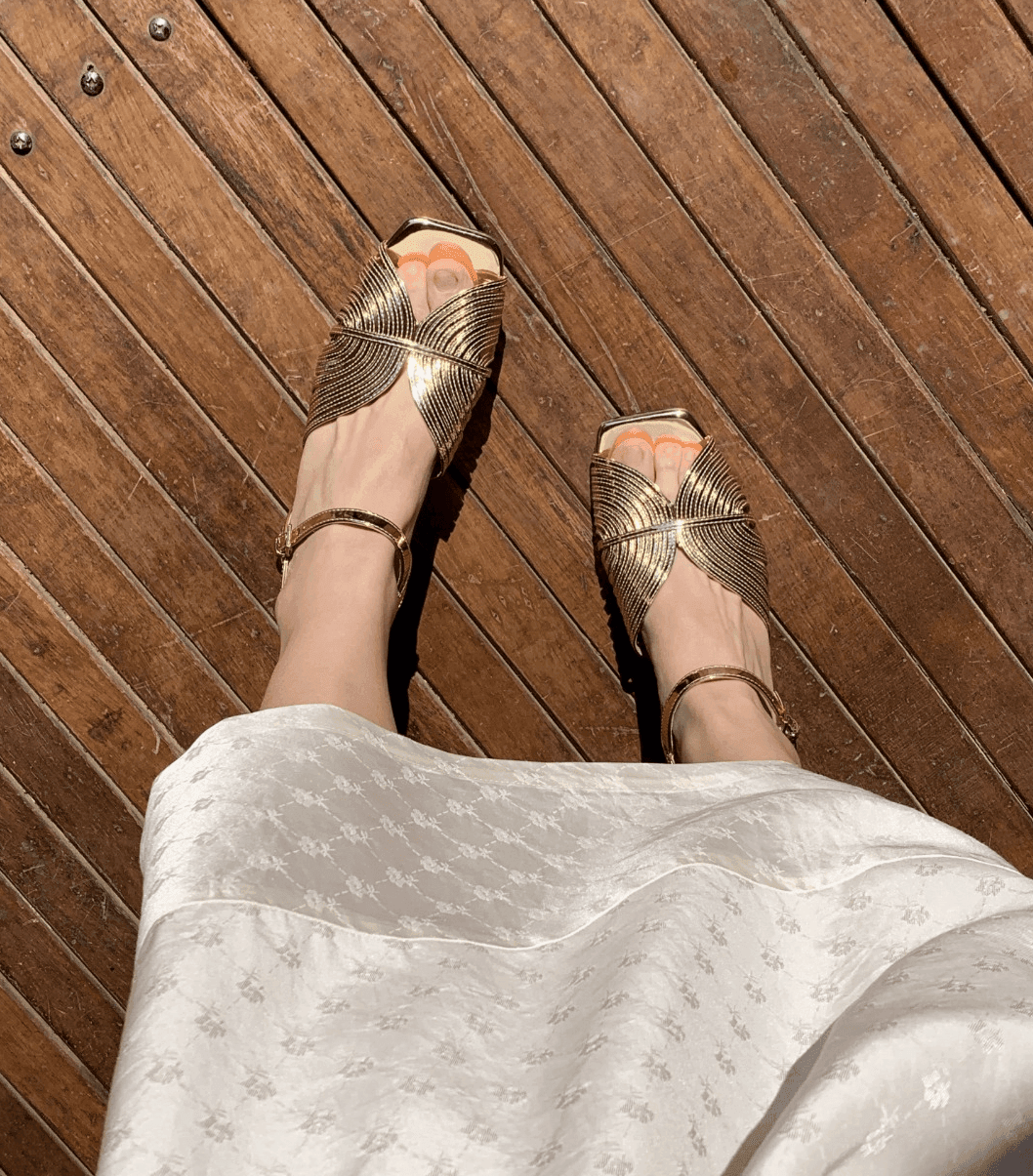 סנדל זהב בסגנון רטרו מרהיב של מעצב מברצלונה ללוק נשי אופנתי ולהופעה עדינה - לה איסלה