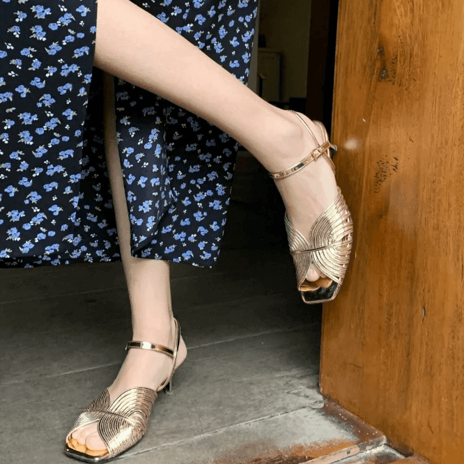 סנדל זהב בסגנון רטרו מרהיב של מעצב מברצלונה ללוק נשי אופנתי ולהופעה עדינה - לה איסלה