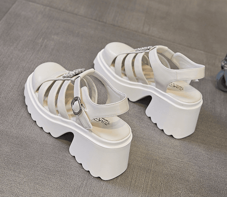 סנדל גלדיאטור איטלקי בסגירה קידמית עדינה ללוק אופנתי בולט ולהופעה מרשימה - לה איסלה