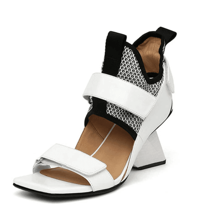 סנדל עור מקורי ממיאלנו בשיק אירופאי מקורי ללוק של אישה אופנתית חזקה - לה איסלה