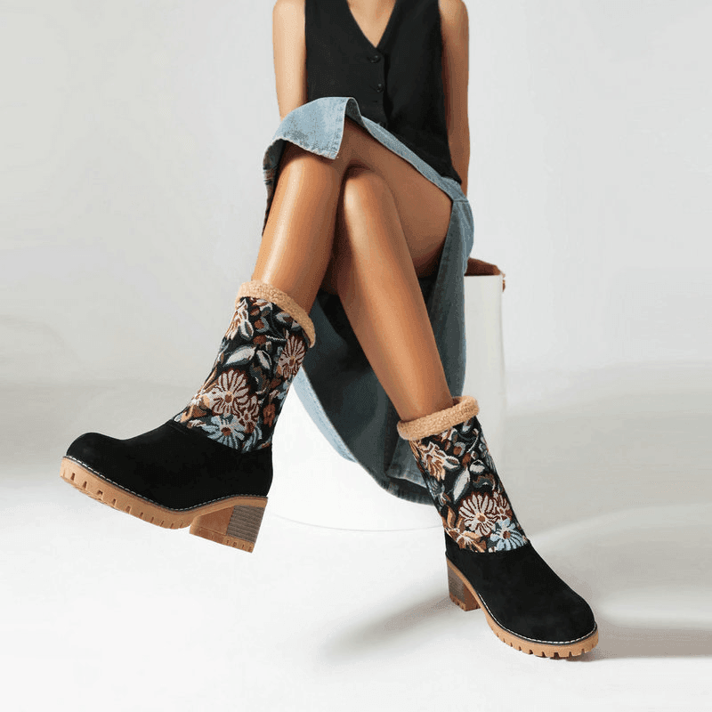 מגפון זמש איכותי בשילוב ריקמת פרחים אלגנטית להופעה של אישה שרוצה להחמיא לעצמה - לה איסלה