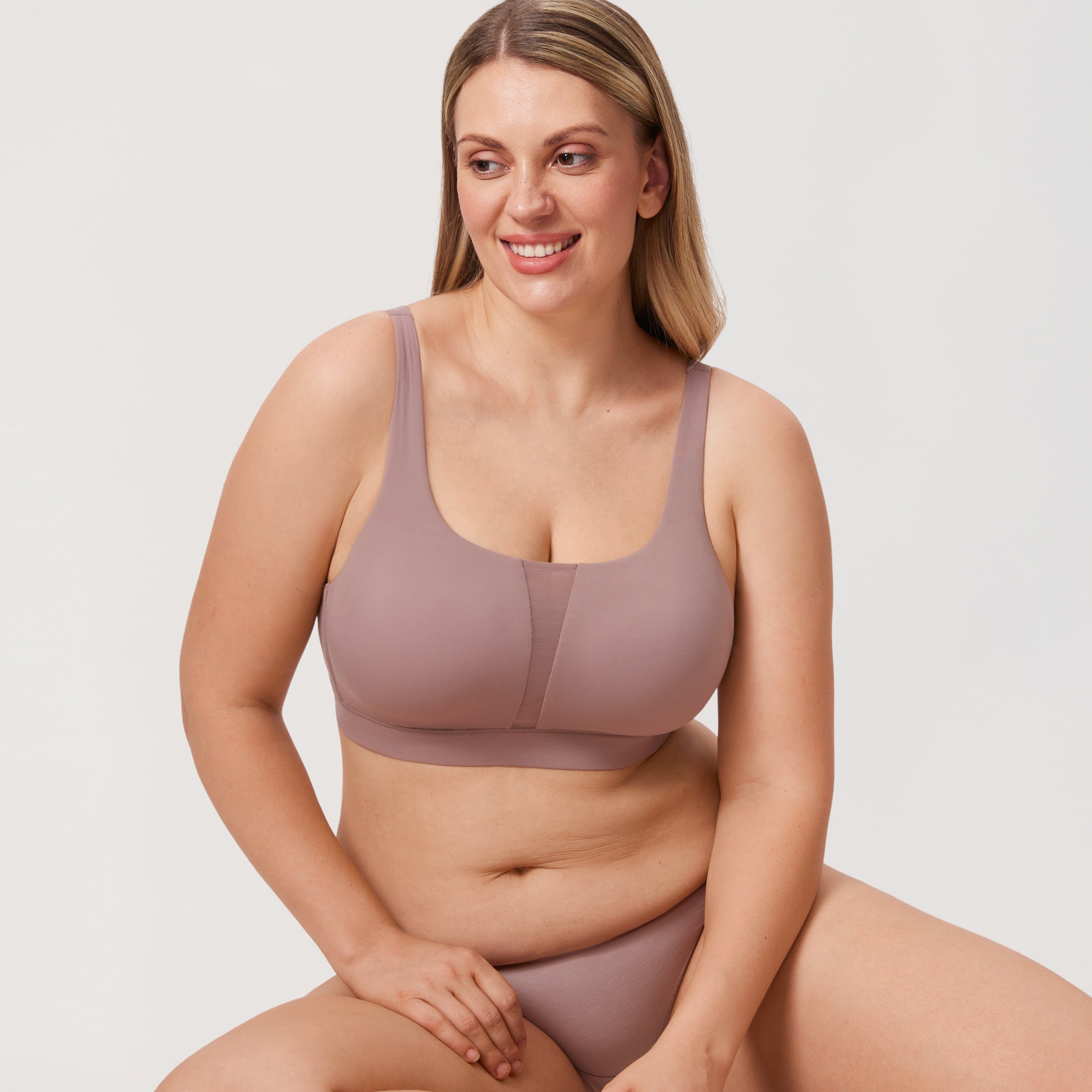 חזיית טופ לחזה שופע ללא עצם לבתמיכה מעולה לגב וללוק נשי מהמם