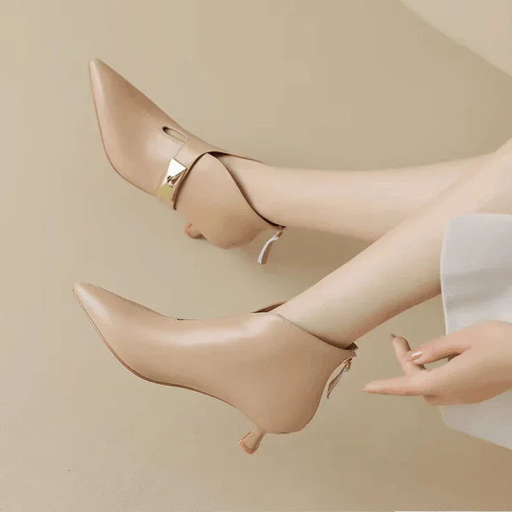 מגפון עור ספרדי לחורף בגימור נשי יוקרתי ללוק של אישה מרהיבה