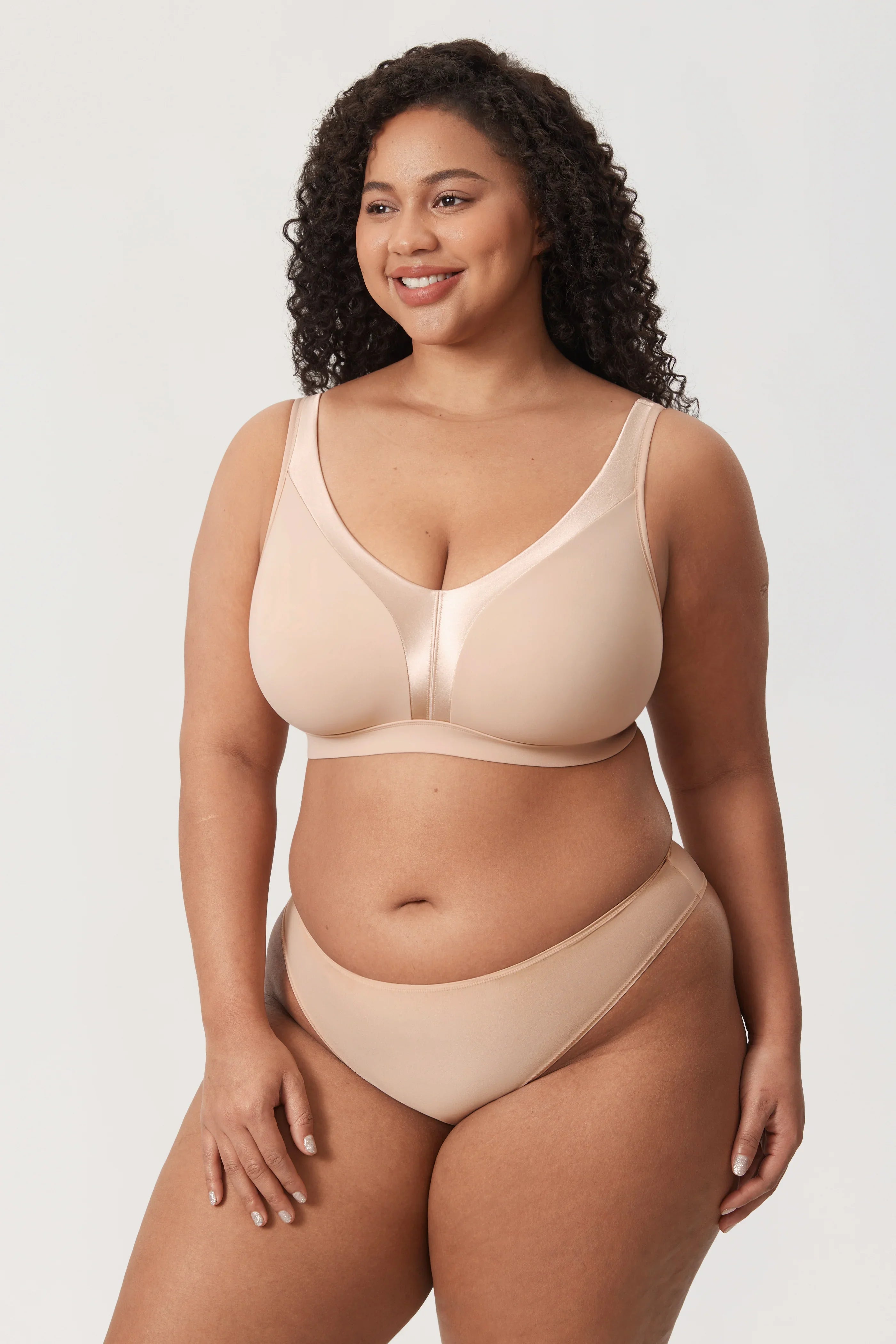 חזיית משי ללא עצם בשילוב בד סטאן מהפנט להופעה נשית מדוייקת ולנוחות לעמוד השידרה