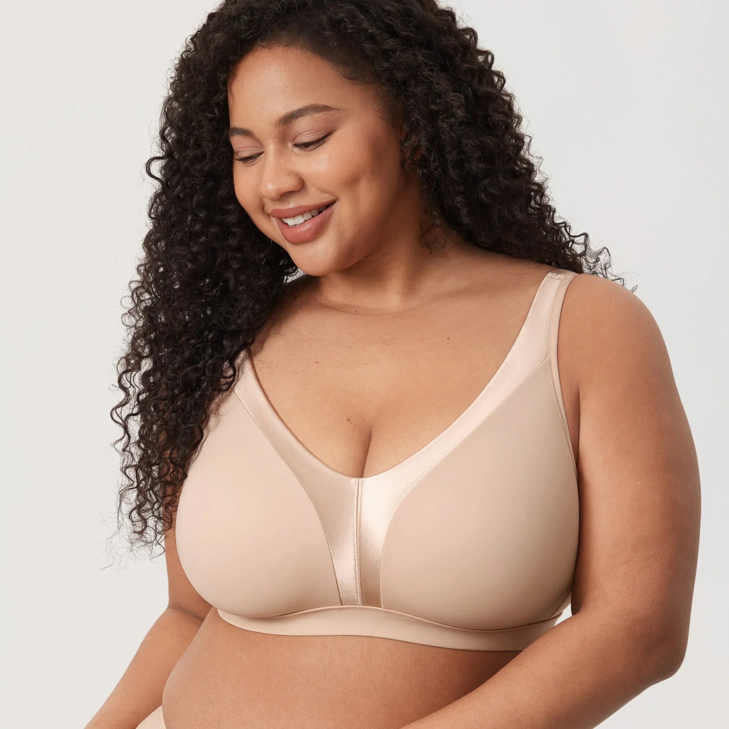 חזיית משי ללא עצם בשילוב בד סטאן מהפנט להופעה נשית מדוייקת ולנוחות לעמוד השידרה