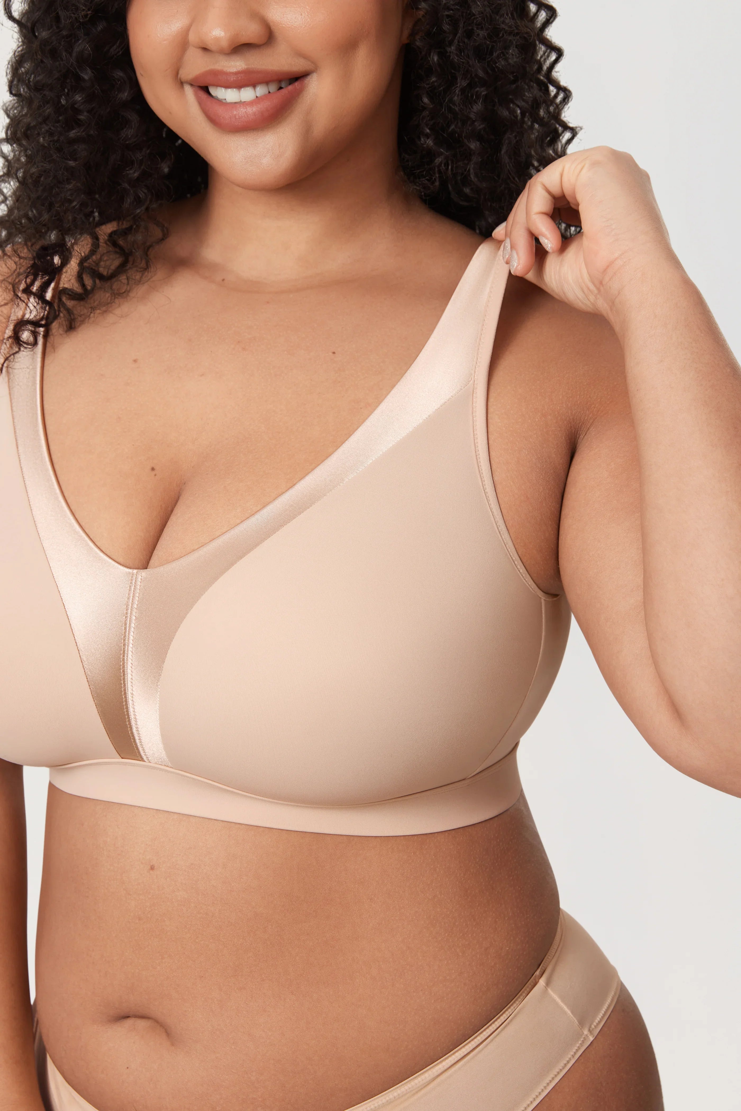 חזיית משי ללא עצם בשילוב בד סטאן מהפנט להופעה נשית מדוייקת ולנוחות לעמוד השידרה