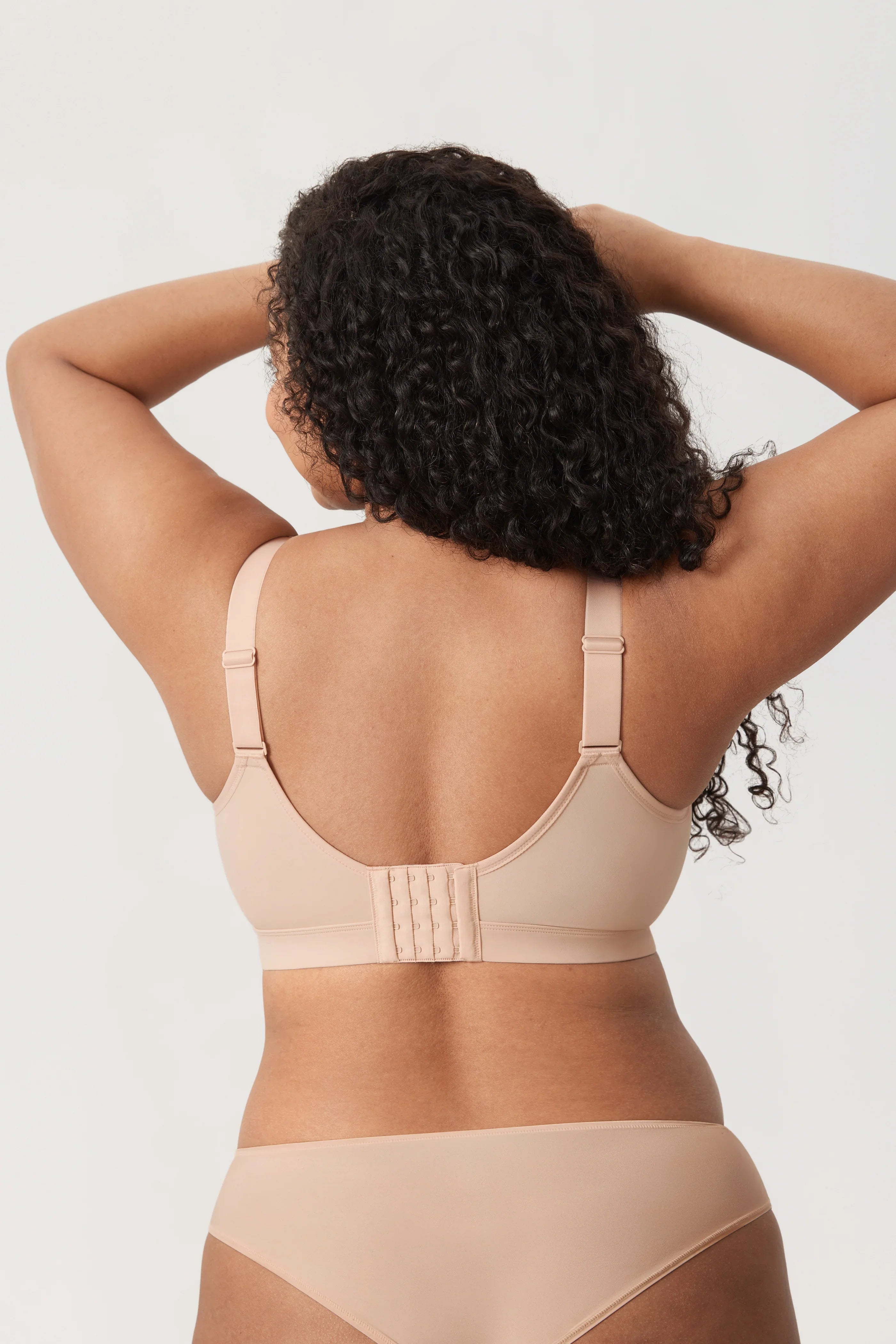 חזיית משי ללא עצם בשילוב בד סטאן מהפנט להופעה נשית מדוייקת ולנוחות לעמוד השידרה