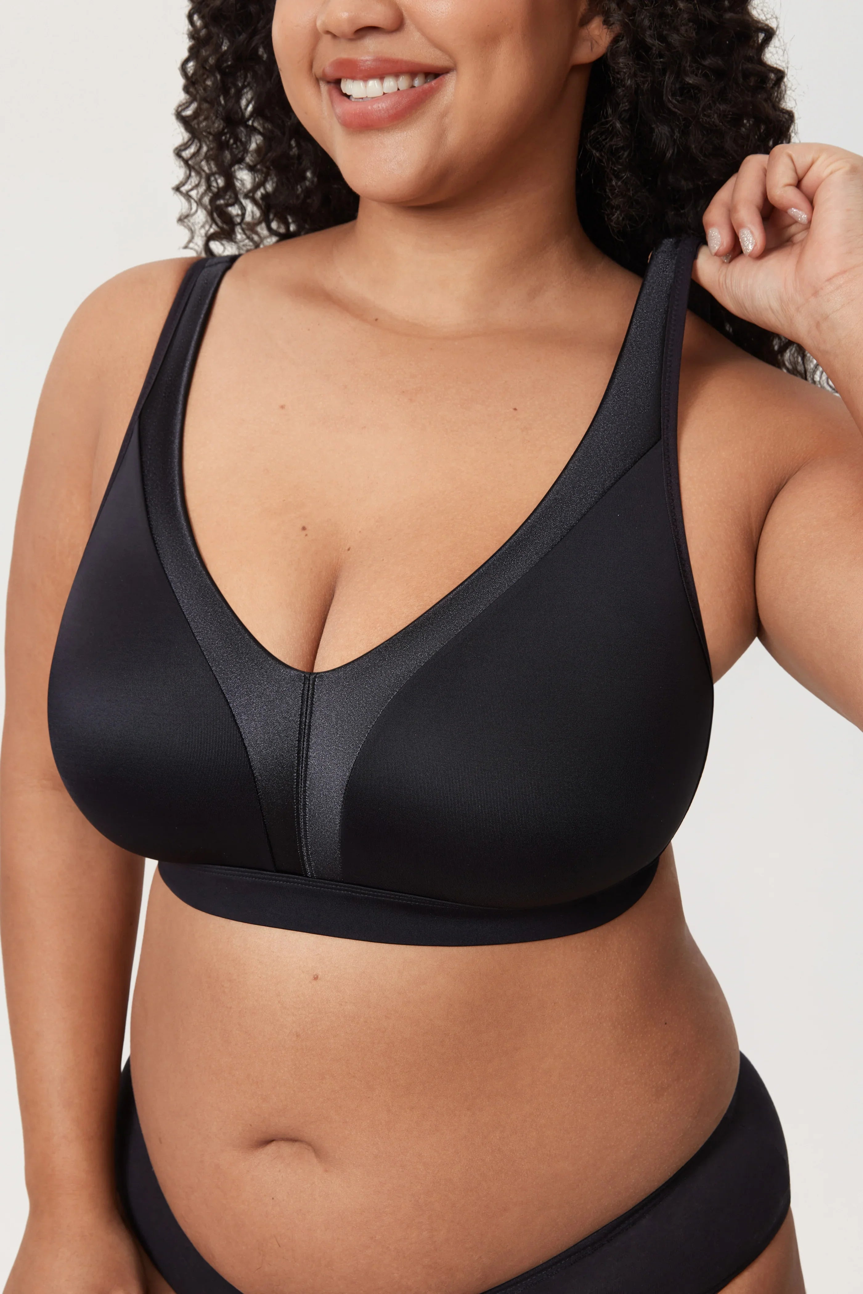 חזיית משי ללא עצם בשילוב בד סטאן מהפנט להופעה נשית מדוייקת ולנוחות לעמוד השידרה