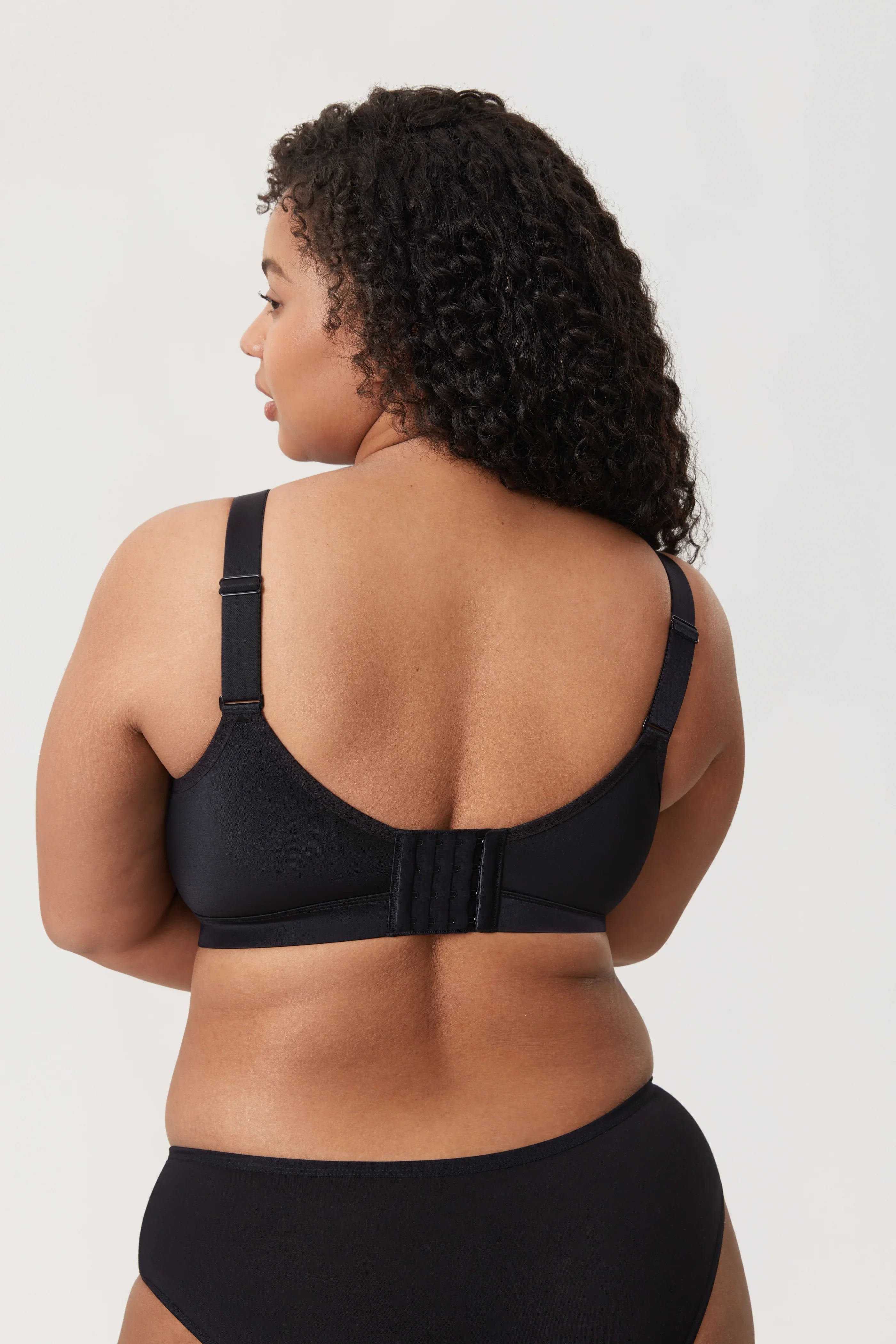 חזיית משי ללא עצם בשילוב בד סטאן מהפנט להופעה נשית מדוייקת ולנוחות לעמוד השידרה