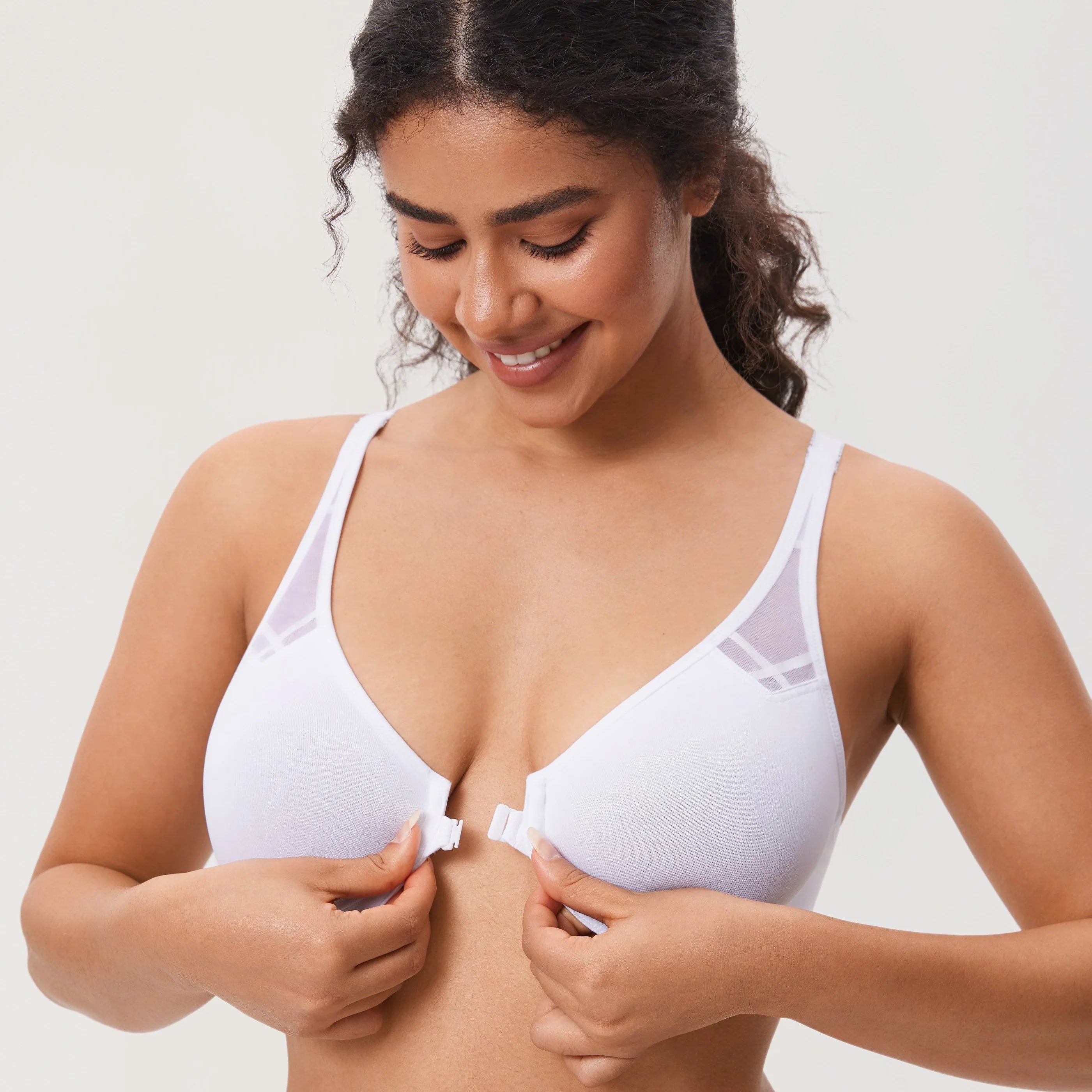 חזיית תחרה נשית ועוטפת בסגירה קידמית לגיזרה שתהלום אותך תמיד - במהדורת חג 🤍