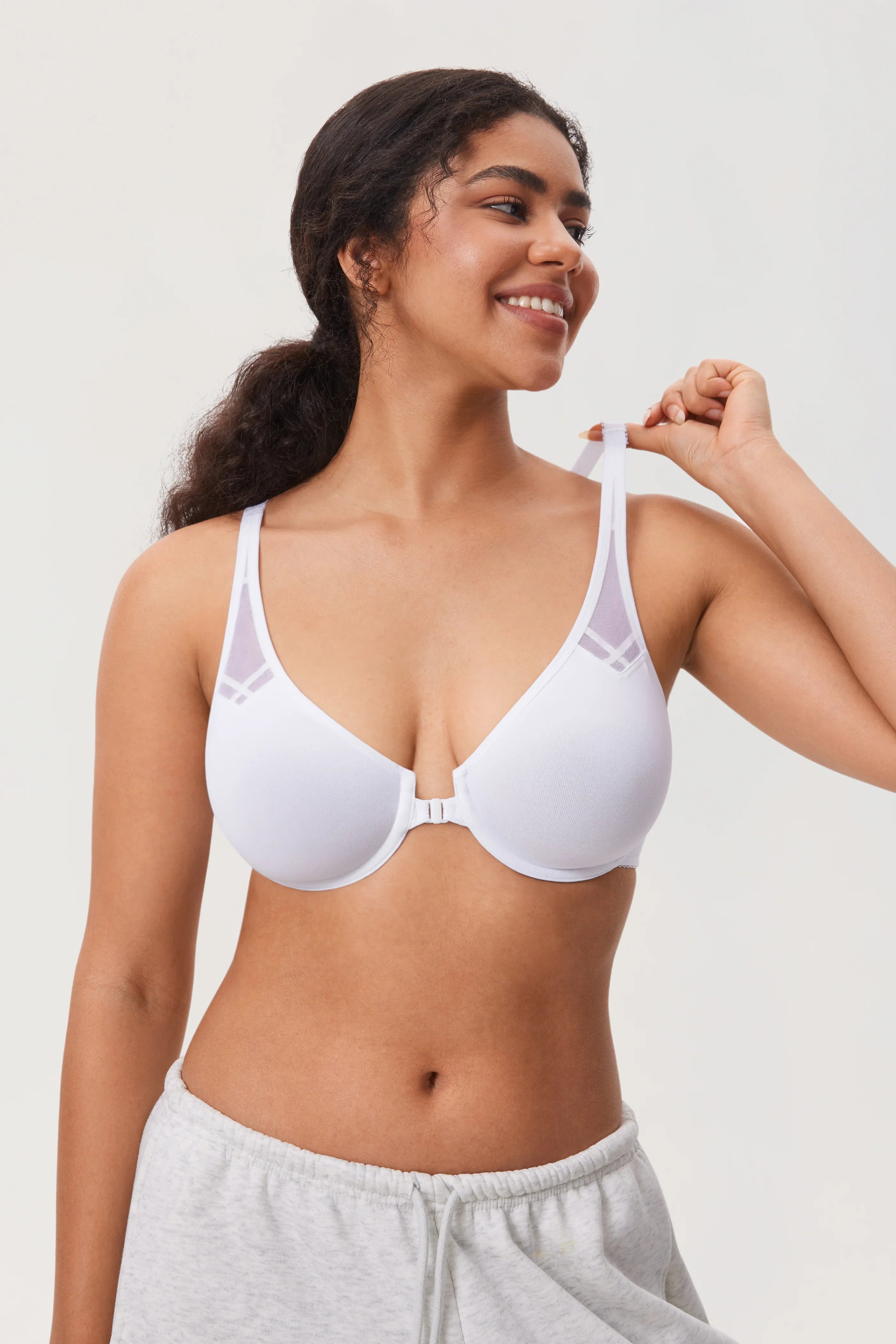 חזיית נשים מצויינת בפתיחה קידמית מאזנת לאחיזה שנותנת תחושה קלה לחזה נושם