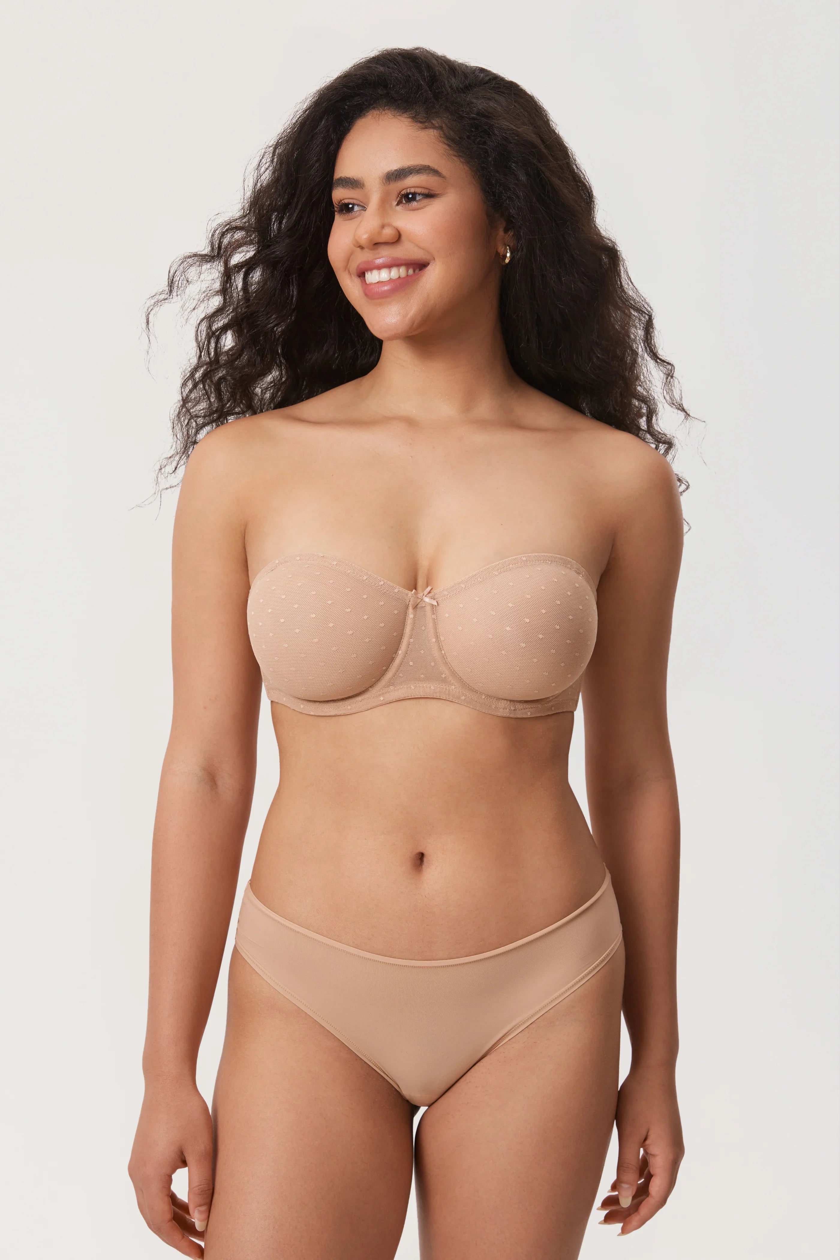 חזיית סטרפלס מהממת לאביב בגימור תחרה עדינה של מעצב ללוק נשי מחמיא