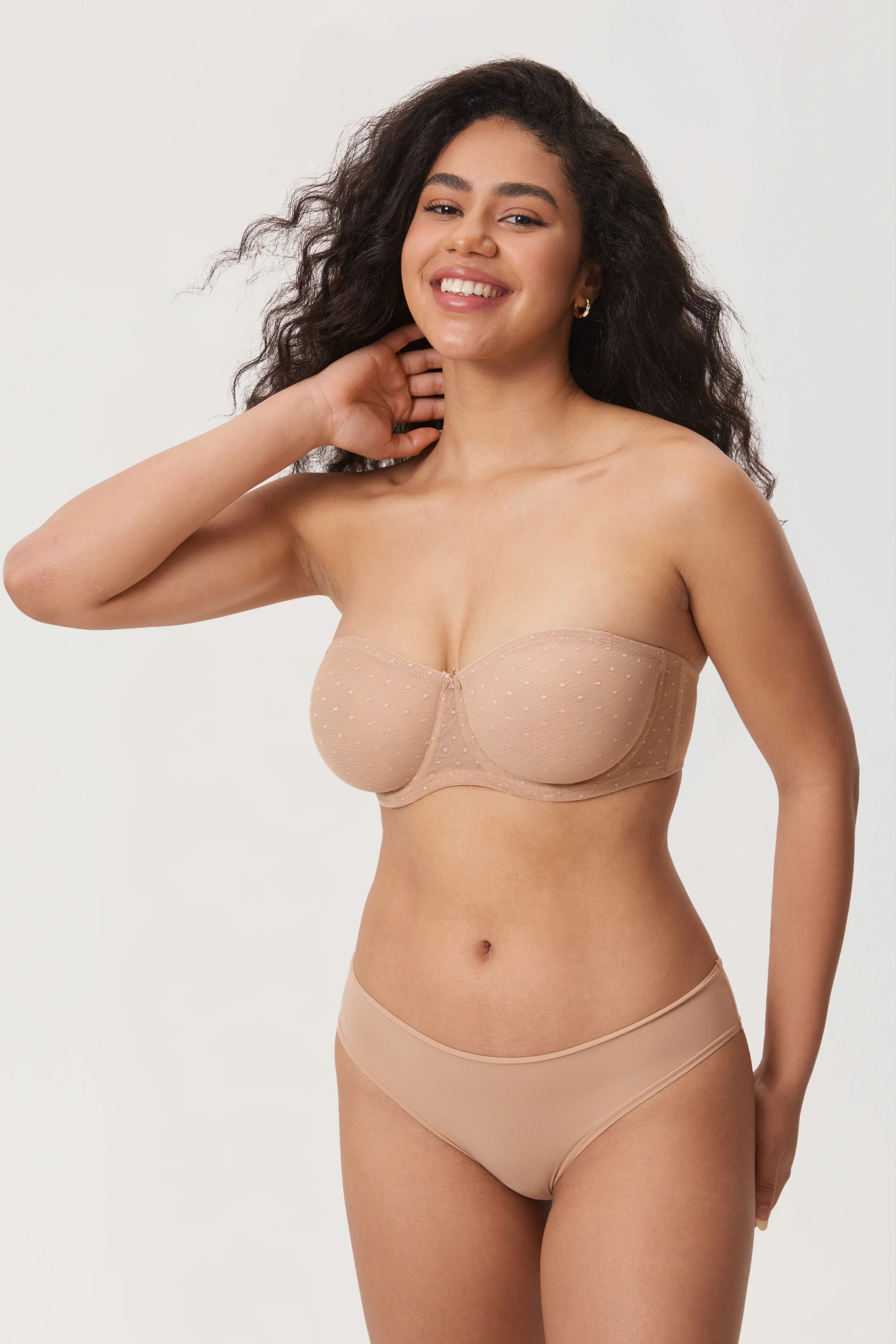 חזיית סטרפלס מהממת לאביב בגימור תחרה עדינה של מעצב ללוק נשי מחמיא