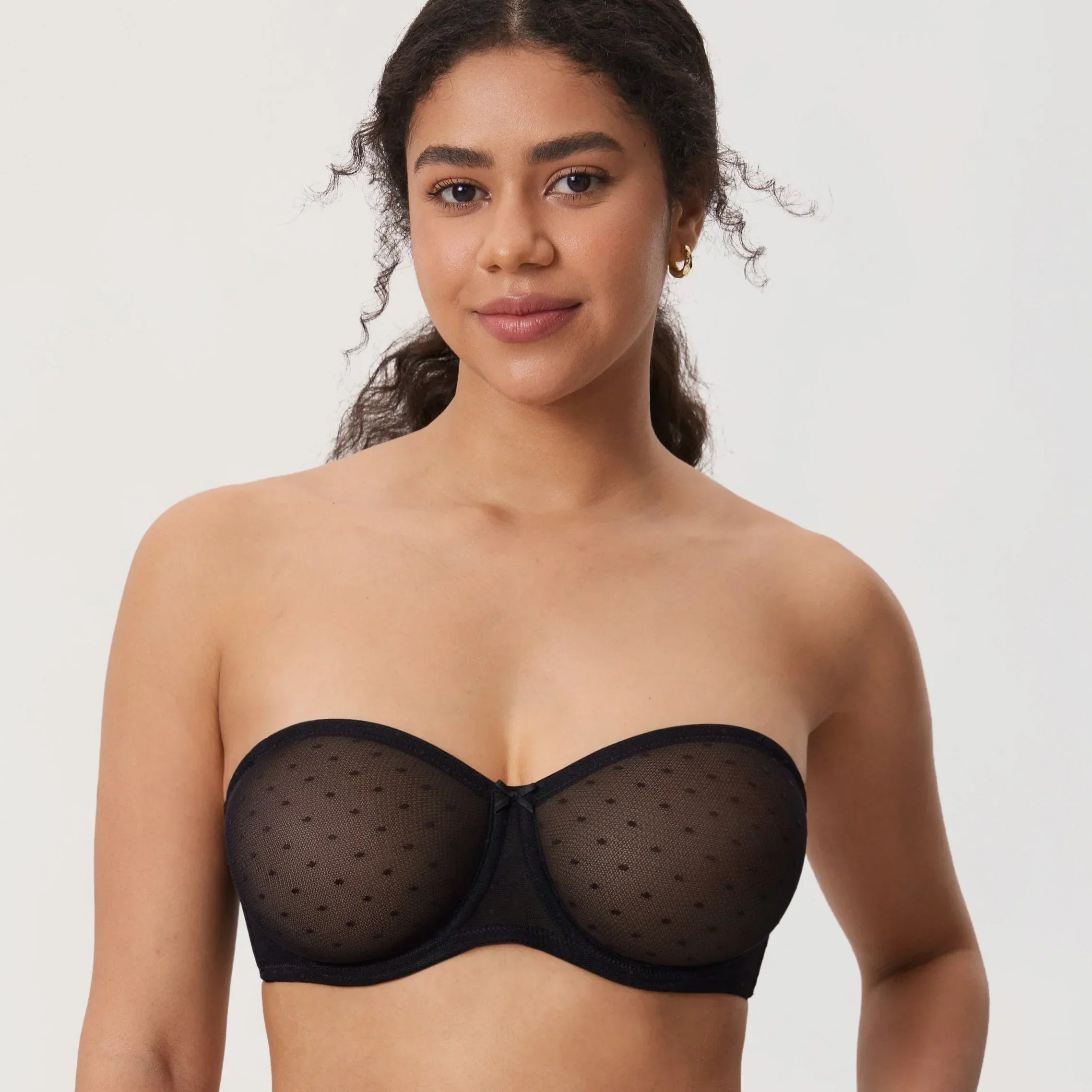 חזיית סטרפלס מהממת לאביב בגימור תחרה עדינה של מעצב ללוק נשי מחמיא