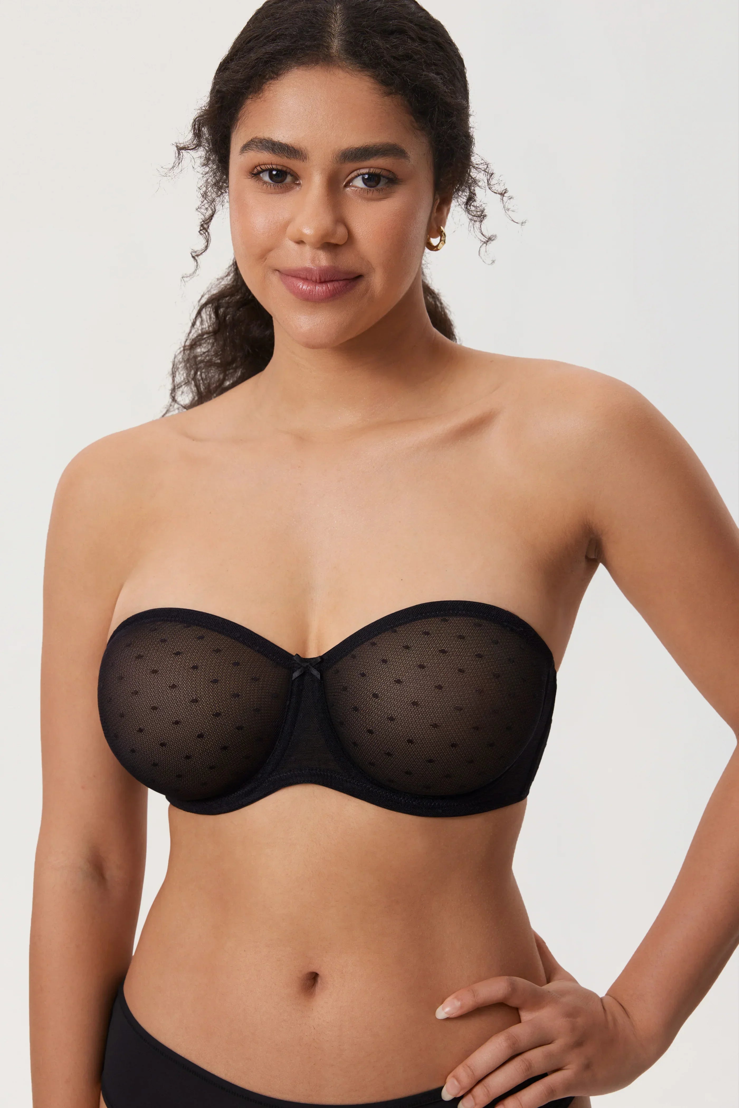 חזיית סטרפלס מהממת לאביב בגימור תחרה עדינה של מעצב ללוק נשי מחמיא