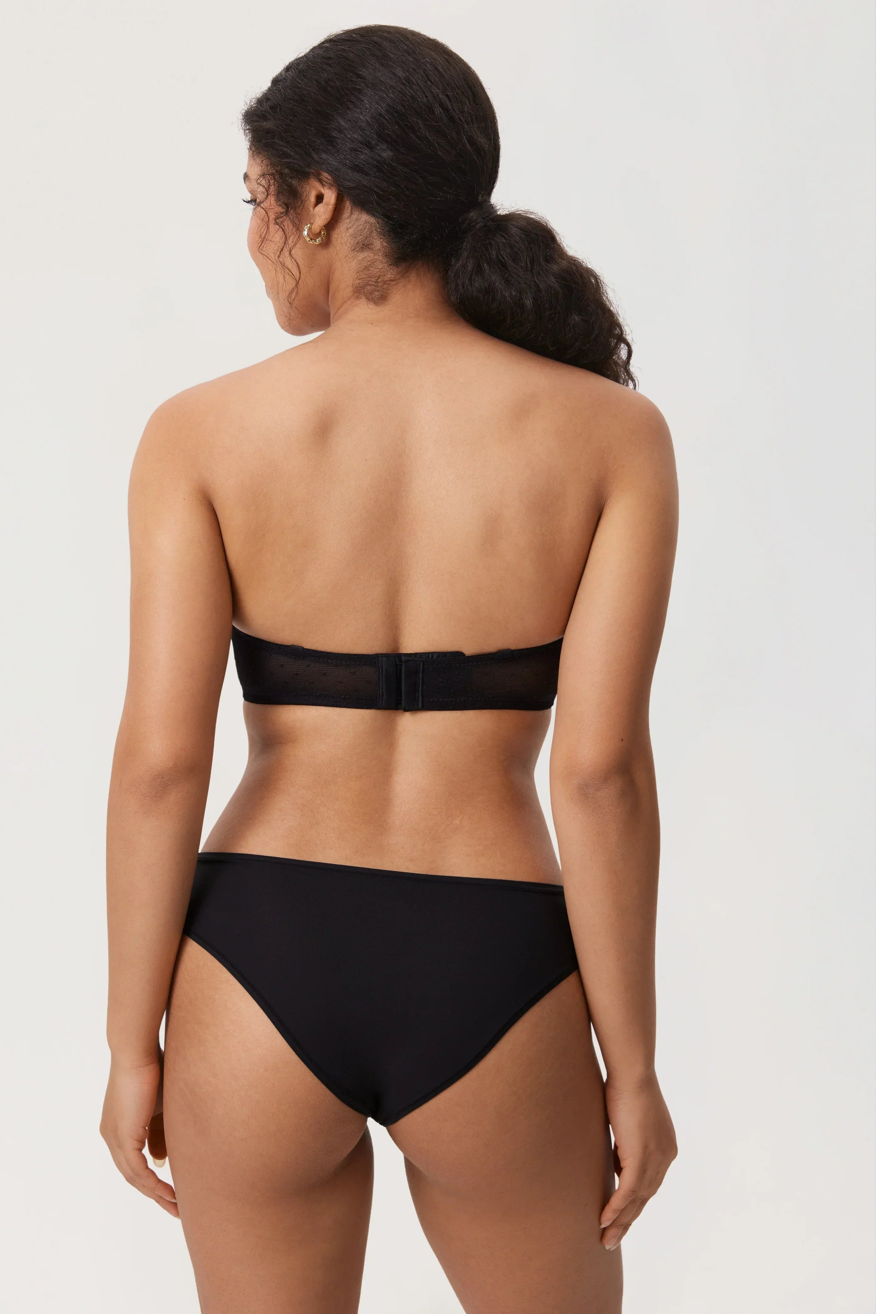 חזיית סטרפלס מהממת לאביב בגימור תחרה עדינה של מעצב ללוק נשי מחמיא