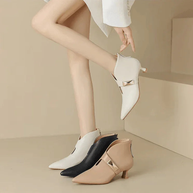 מגפון עור ספרדי לחורף בגימור נשי יוקרתי ללוק של אישה מרהיבה