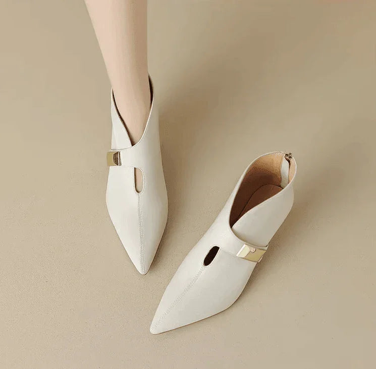 מגפון עור ספרדי לחורף בגימור נשי יוקרתי ללוק של אישה מרהיבה