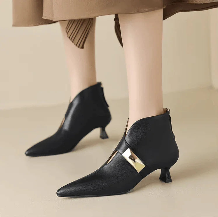 מגפון עור ספרדי לחורף בגימור נשי יוקרתי ללוק של אישה מרהיבה