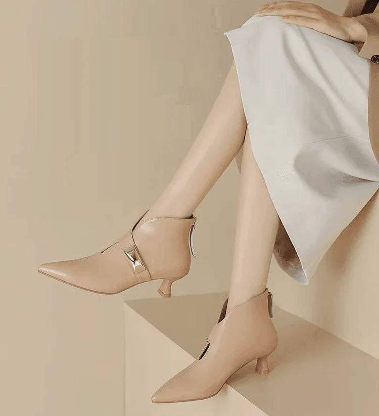 מגפון עור ספרדי לחורף בגימור נשי יוקרתי ללוק של אישה מרהיבה